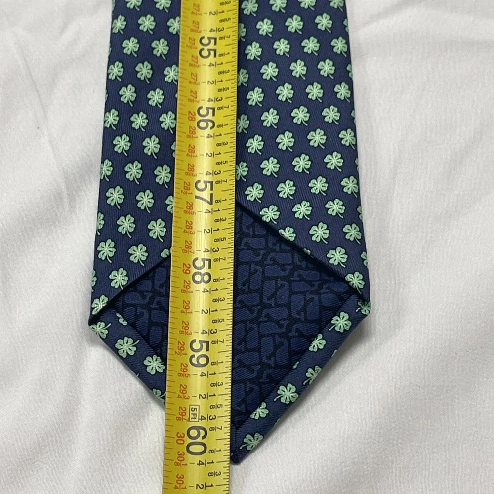 Vineyard Vines Martha's Vineyard 100% Silk Mens Neck Tie Navy 4 Leaf Clover - Picture 6 of 8